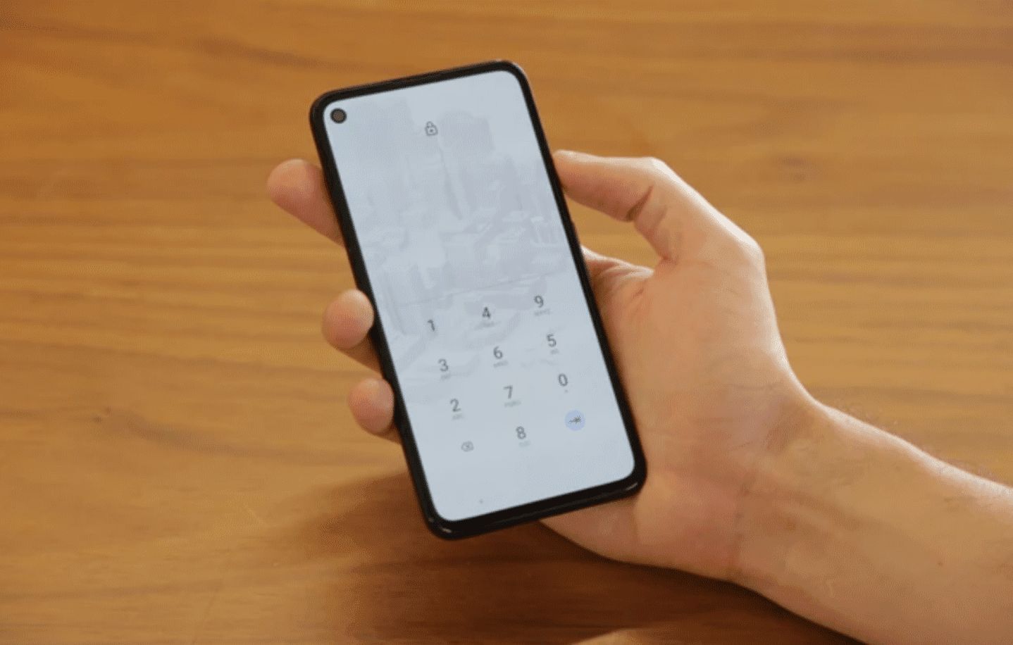 Google Pixel 4a con puerta trasera del FBI