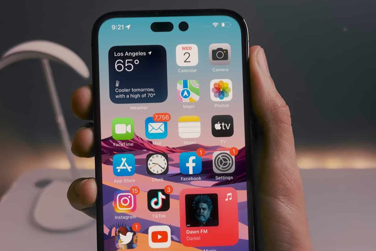iPhone 14 dimensiones