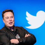 Elon Musk despide a un ingeniero en publico